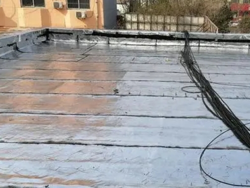 永州市卫生间漏水维修公司分享下永州市屋面楼顶防水刚性防水层施工要点。